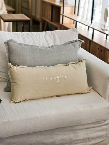 [AB510] ALMOHADON CON RELLENO IMAGINE BORDADO ARENA - 35X7 - eCommerce 3