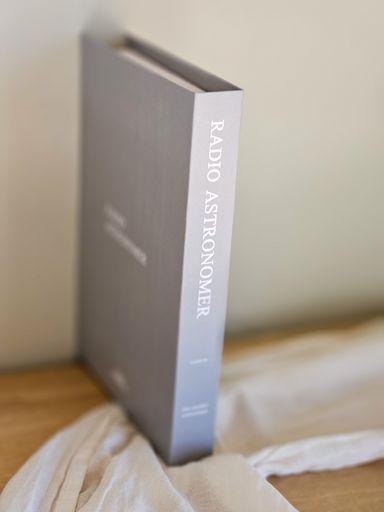 [AAH695] Libro Decorativo Radio Astronomer - eCommerce 2