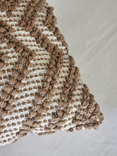 [AAH956] Funda de almohadón 45 x 45 cm rombos y borlas en las puntas beige y natural - eCommerce 2