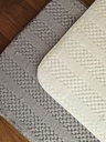 [AAH103] Alfombra de baño 40x60cm peluchito tramado liso y puntos gris - eCommerce 4