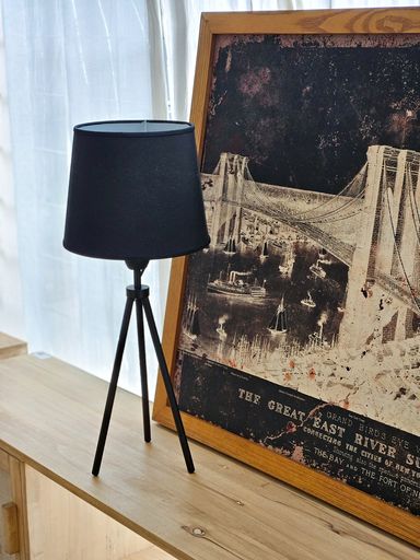 LAMPARA DE MESA TRIPODE CON PANTALLA DE TELA NEGRO