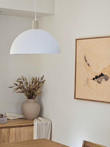 PANTALLA COLGANTE MEDIA ESFERA CON CAPUCHON BLANCO Y ARENA
