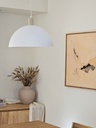 PANTALLA COLGANTE MEDIA ESFERA CON CAPUCHON BLANCO Y ARENA