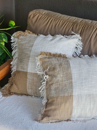 Funda de almohadón 45 x 45 cm cuadrados asimétricos natural y beige con flecos