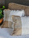 Funda de almohadón 45 x 45 cm cuadrados asimétricos natural y beige con flecos