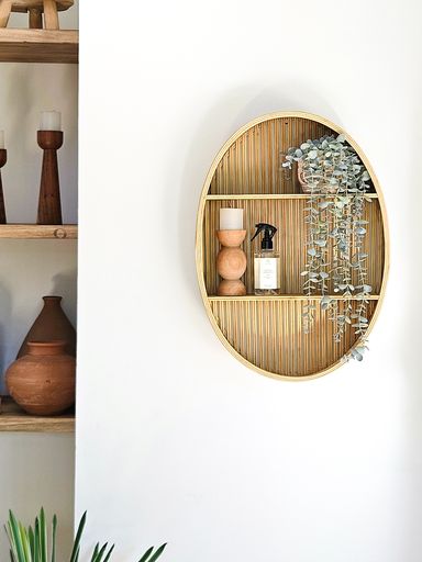 Estanteria de bambu circular con lineas verticales