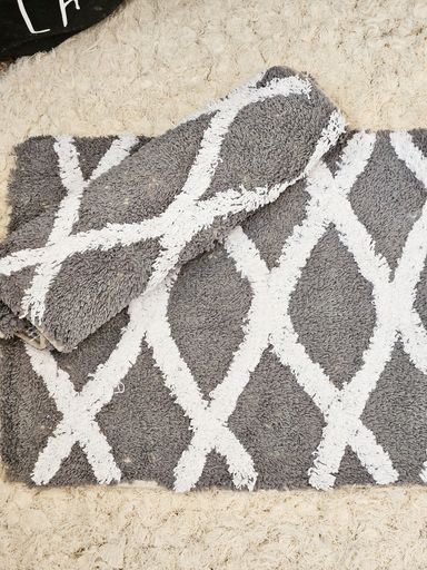 ALFOMBRA BAÑO CON ROMBOS BLANCOS GRIS