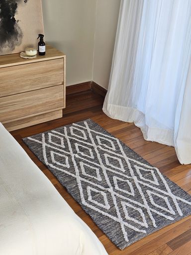 ALFOMBRA GRIS CON ROMBOS PELOS NATURAL 50X80 CM