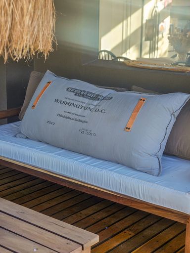 ALMOHADON CON MANIJAS DE CUERO 140X70 CRUDO