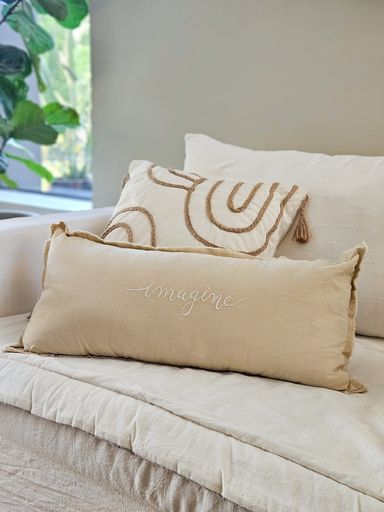 ALMOHADON CON RELLENO IMAGINE BORDADO ARENA - 35X7