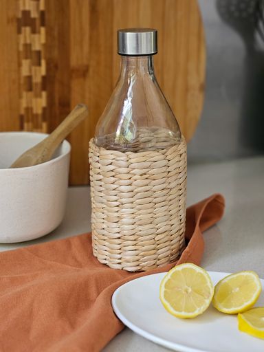 BOTELLA TRANSPARENTE CON MIMBRE CON TAPON DE ACERO 1000ML