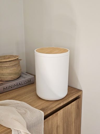 CESTO DE BASURA BLANCO CON TAPA DE BAMBOO