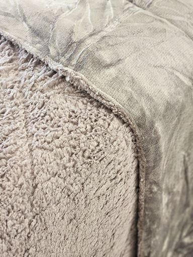 EDREDON FLANNEL CON CORDERITO KING Gris elefante