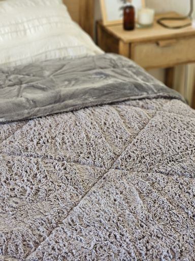 EDREDON FLANNEL CON CORDERITO QUEEN Gris elefante